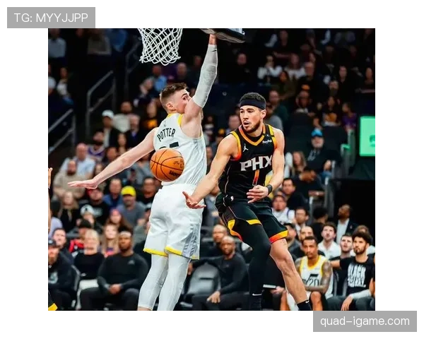 布克挡拆对位内线制造错位，三分效率较上季提升